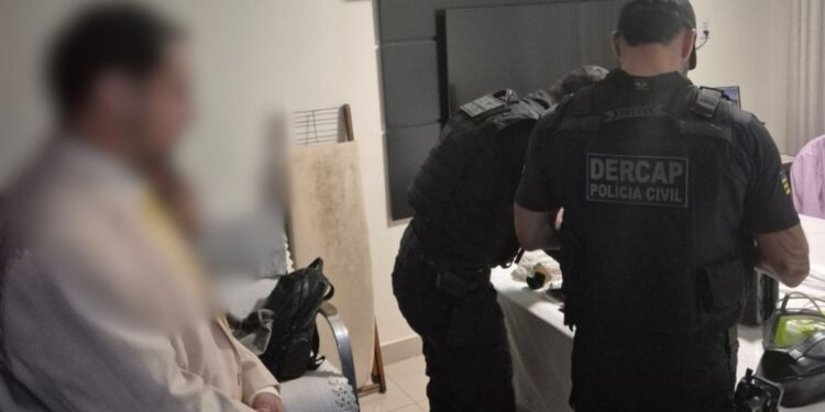 Três ex-servidores são presos em operação contra fraudes da Comurg