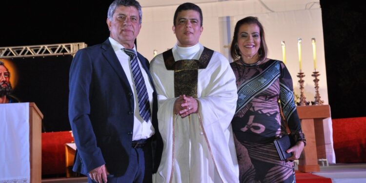 Médico que abandonou carreira para se tornar padre diz que recebeu um chamado: ‘Mesmo que haja perda financeira ou status, a alegria interior é mais forte’